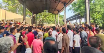 उदयपुर: भारी गमगीन माहौल के बीच बालक के शव को पिता-भाई ने दी मुखाग्नि, न्याय के लिए होती रही नारेबाजी, आज भी शहर में नेटबंद, स्कूल-कॉलेजों में भी छुट्‌टी