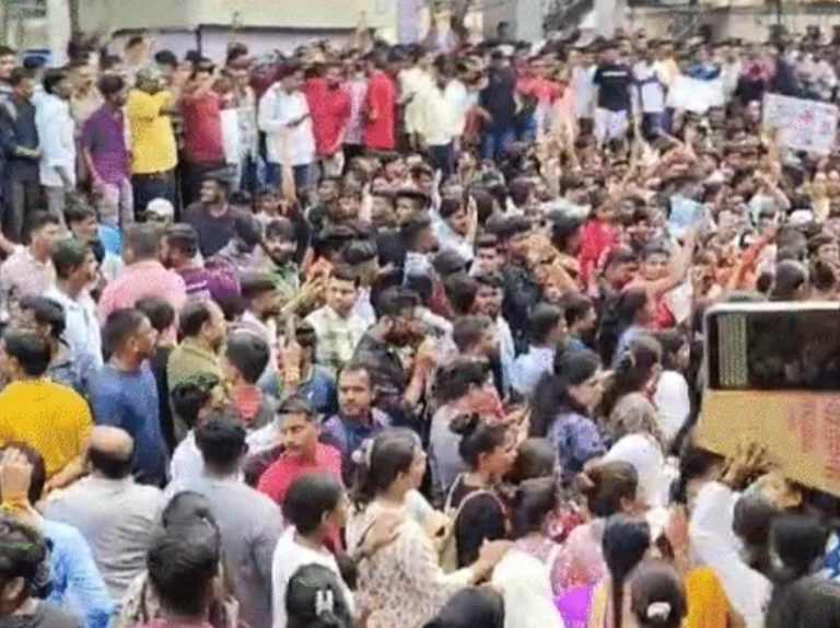 दो बच्चियों से दुष्कर्म पर उबल पड़ा महाराष्ट्र का ‘बदलापुर’ शहर, स्कूल पर पथराव-तोड़फोड़, ट्रेनें रोकीं, पुलिसकर्मियों सहित स्कूल स्टाफ निलम्बित