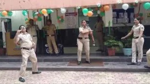 थाने में ‘खाइके पान बनारस वाला’ गाने पर डांस करना पड़ा भारी, वीडियो सामने आते ही 4 पुलिसकर्मी निलम्बित (वीडियो)