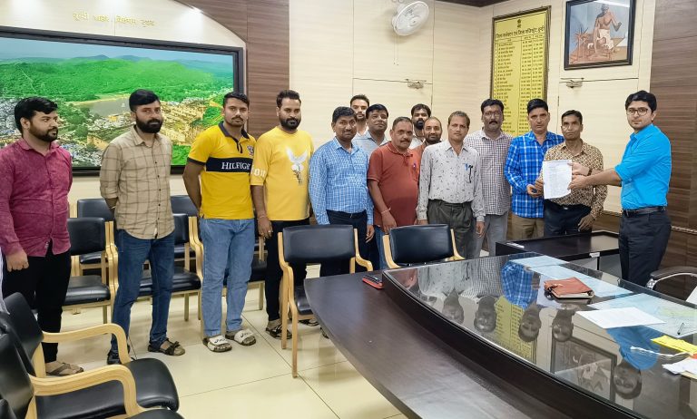 राजस्थान राज्य राजस्व मंत्रालयिक कर्मचारी संघ बूंदी ने मुख्यमंत्री के नाम जिला कलक्टर को दिया ज्ञापन, सरकार को दी इस बात की चेतावनी