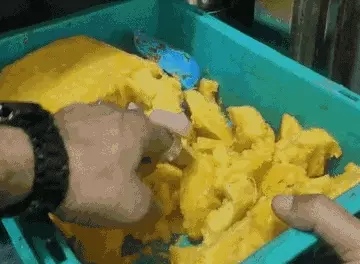 जूस में मिलाए जा रहे थे बदबूदार काजू और बादाम, खराब कटे हुए फल, फ्रीज पर मिली फंगस, आर्टिफिशियल कलर भी मिला