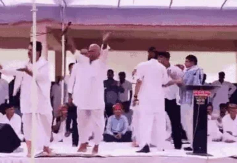 धर्मसभा में आरएलपी के कार्यकर्ताओं का भाजपा नेताओं के खिलाफ जोरदार हंगामा, झंडे लहराए, मंच पर पहुंच हनुमान बेनीवाल ने कहा-हमारी राजनीति से कुछ लोगों के पेट में दर्द, गुस्साए आयोजक ने हमेशा के लिए इस धर्म सभा की समाप्ति की घोषणा की