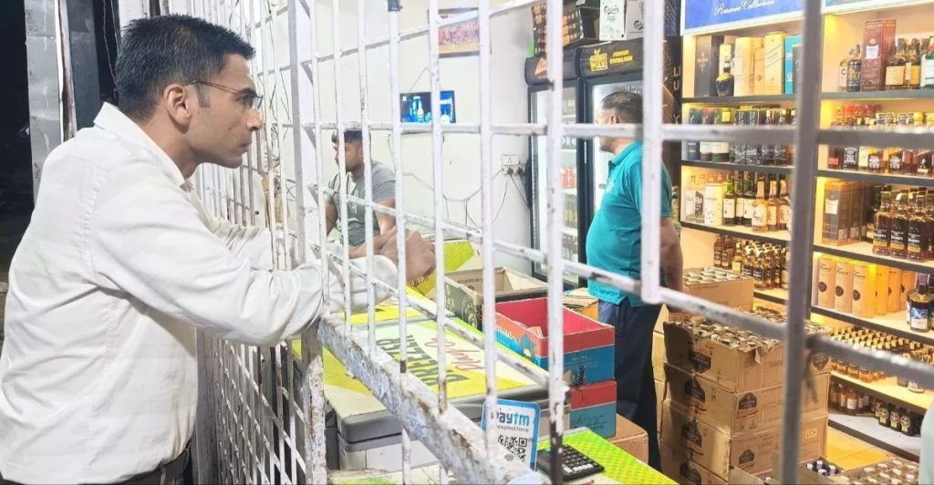 शराब ठेके पर ग्राहक बनकर पहुंच गए डीएम, सेल्समैन ने वसूले अधिक रुपए, लगा भारी जुर्माना