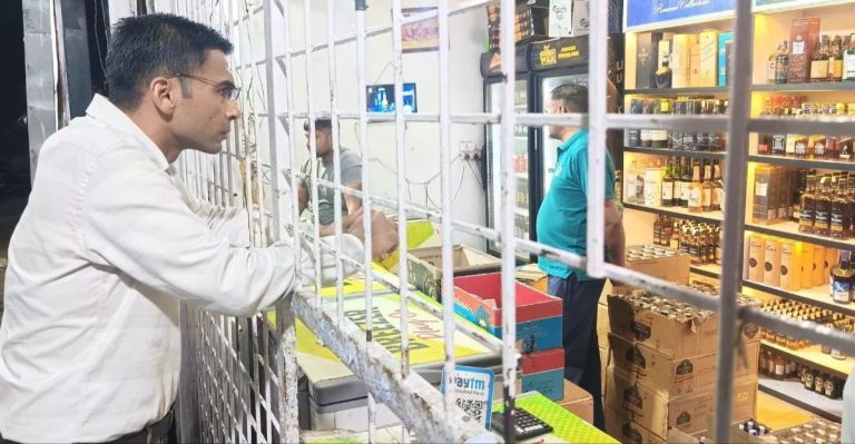 शराब ठेके पर ग्राहक बनकर पहुंच गए डीएम, सेल्समैन ने वसूले अधिक रुपए, लगा भारी जुर्माना