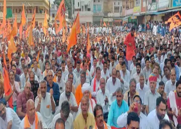 राजस्थान: मदरसे को जमीन आवंटन के खिलाफ सड़क पर उतरे लोग, रामधुनी और हनुमान चालीसा का पाठ किया, एक किमी लम्बी रैली निकाली, बाजार-स्कूल बंद रहे, सांसद भी रहे शामिल