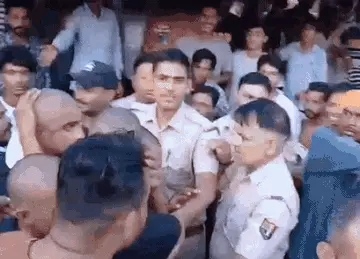 सिर मुंडवा कर वीडियो बना रहे थे 4 युवक, लोगों ने पकड़ कर पीट डाला, पुलिस ने शांतिभंग में पकड़ा