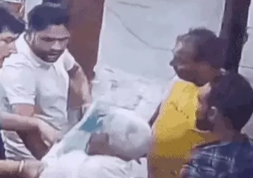 महिला मरीज को लेकर आए युवकों ने नर्सिंग अधिकारी को थप्पड़ जड़ा, भीड़ में से खींचकर पीटा, कपड़े फाड़ डाले