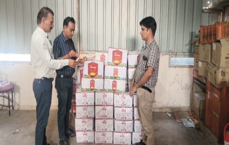 कोटा: 302 रुपए लीटर के हिसाब से बिक रहा 1 हजार 30 लीटर सरस ब्रांड का घी सीज, जांच के लिए भेजे सेम्पल, मावा मंडी से भी लिए सेम्पल, ढोला मारु रिसोर्ट में मिली कई खामियां