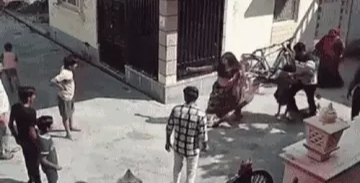 पत्नी को लात-घूंसों से बुरी तरह पीटा, मासूम बेटा-बेटी को उठा-उठाकर फेंका, दोनों बच्चे मां को बचाने के लिए गिड़गिड़ाए, मगर नहीं पसीजा, पिता-मां, भाई-बहन ने भी दिया उसका साथ