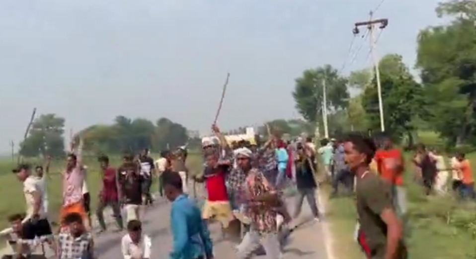 दुर्गा प्रतिमा विसर्जन में फायरिंग से युवक की मौत के दूसरे दिन भारी हिंसा, इंटरनेट बंद, गाड़ियों के शो रूम, अस्पताल, घरों-दुकानों को फूंका