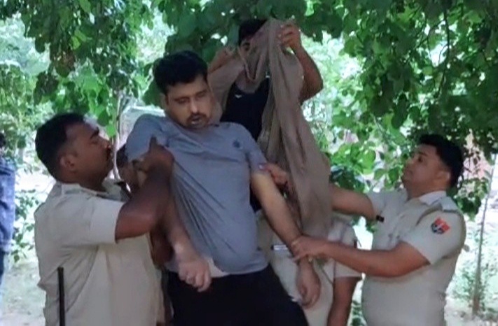 कलेक्टर ऑफिस के सामने पेड़ से लटका मिला नायब तहसीलदार का शव, सुसाइड नोट में लिखा-बीमारी से परेशान हूं