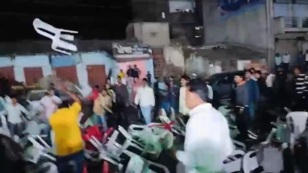 बीजेपी की महिला नेता व पूर्व सांसद पर जनसभा में हमले की कोशिश, फेंकी गईं कुर्सियां, आरोपियों पर ‘अल्लाहू अकबर’ के नारे लगाने का भी आरोप