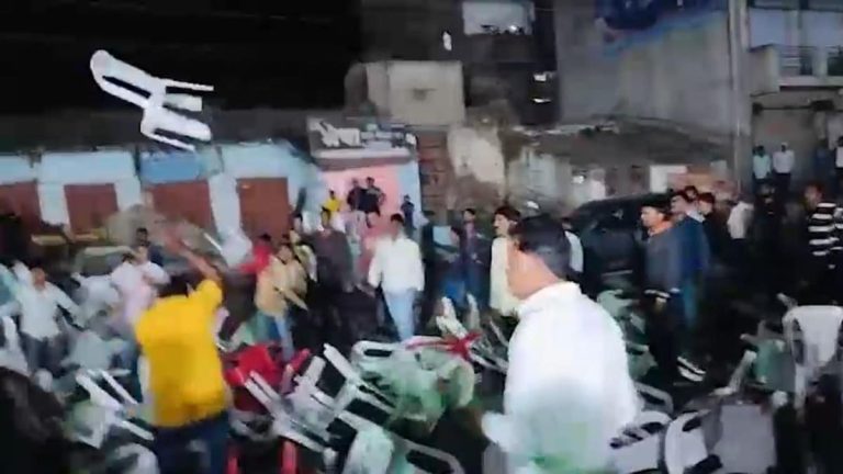 बीजेपी की महिला नेता व पूर्व सांसद पर जनसभा में हमले की कोशिश, फेंकी गईं कुर्सियां, आरोपियों पर ‘अल्लाहू अकबर’ के नारे लगाने का भी आरोप