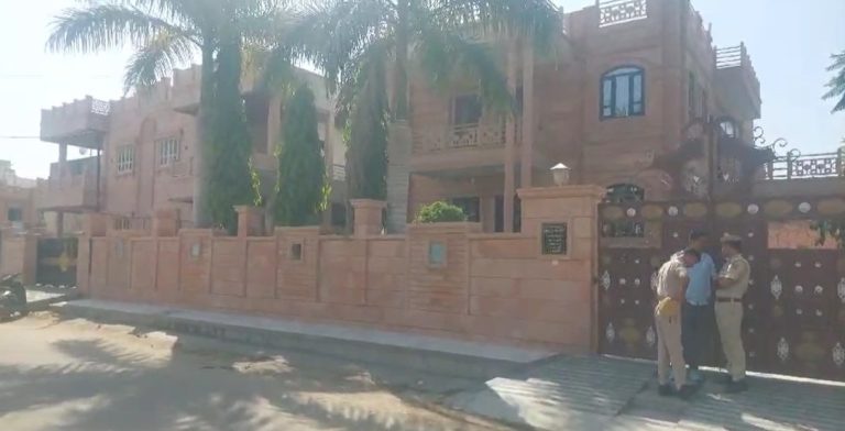 ब्यूटीशियन हत्याकांड: प्रॉपर्टी डीलर तैयब अंसारी के घर पहुंची पुलिस, बंगले की छानबीन और पूछताछ, अभी तक 24 लोगों से पूछताछ में 30 मोबाइल जब्त