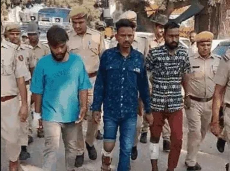 शिक्षक की हत्या के तीन आरोपियों की निकाली परेड, बाजार में घुमाकर अदालत में किया पेश, भीमलत के जंगल से पकड़ा था