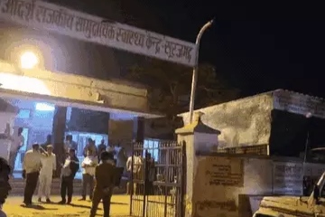 शराब के नशे में धुत रिटायर्ड फौजी घर आया, उसकी गाली-गलौच से डर कर परिजनों ने खुद को कमरे में बंद कर लिया, इस बीच पेट्रोल छिड़क कर खुद को लगा ली आग