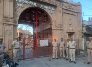 पाली। नागा बाबा बगीची के बाहर तैनात सुरक्षाकर्मी।