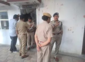 पाली। कोतवाली थाने में आईजी प्रदीप मोहन शर्मा औद्योगिक थाना प्रभारी पाना चौधरी से जानकारी लेते हुए।