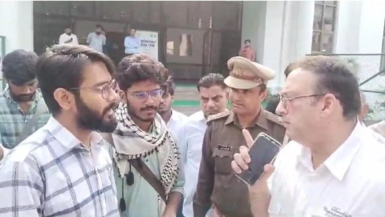 अलीगढ़ मुस्लिम यूनिवर्सिटी में रतन टाटा की स्मृति में आयोजित कार्यक्रम का कुछ छात्रों ने किया विरोध, तख्ती लेकर किया प्रदर्शन, इनका तर्क जानेंगे तो हंस पड़ेंगे, गुस्सा भी आएगा