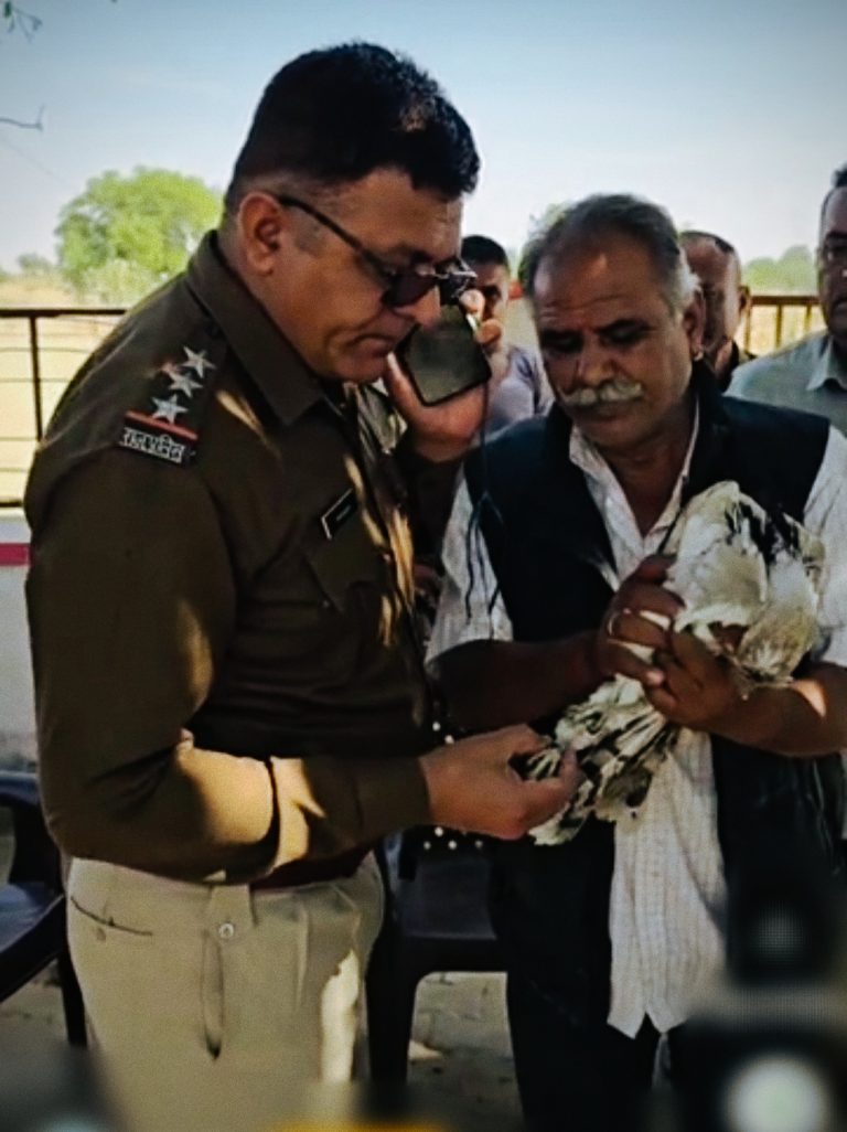 पाकिस्तान की सीमा पर बसे गांव में दाना चुगने आया संदिग्ध पक्षी, शरीर पर लगा मिला इलेक्ट्रॉनिक डिवाइस, पंजे में मिला एंटिना, आईडी नम्बर के साथ अंग्रेजी में लिखा हुआ है अबुधाबी, सुरक्षा एजेंसियां कर रही जांच