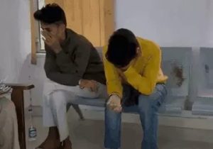 कैमरा देख मुंह छुपाते आरोपी।