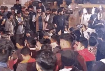 कोचिंग सेंटर की क्लास में अचानक आई अजीब सी बदबू से विद्यार्थियों की बिगड़ने लगी तबीयत,  दस विद्यार्थी हो गए बेहोश, साथी छात्रों ने बाहर निकाला, छात्र नेताओं का हंगामा, भारी पुलिस बल तैनात