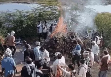 जबरदस्त लगाव: सास के शव से लिपटकर रोते-रोते बहू ने भी तोड़ दिया दम, दोनों का एक ही चिता पर हुआ दाह संस्कार
