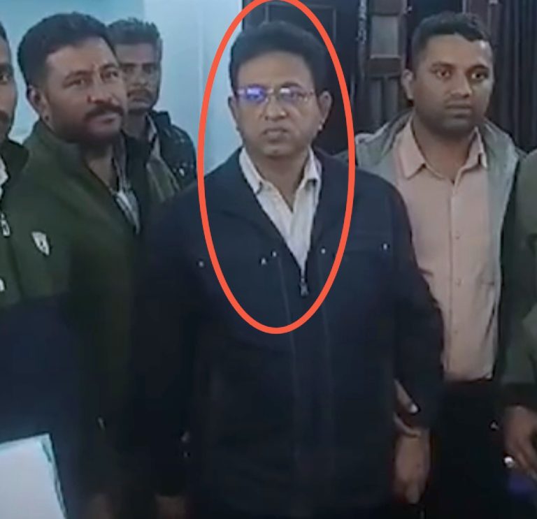 दो लाख रुपए रिश्वत लेते पकड़ा गया एसई 4.16 करोड़ से अधिक की सम्पत्ति का मालिक निकला, 31 बैंक खाते मिले, कोटा के घर से मिले 9.22 लाख रुपए