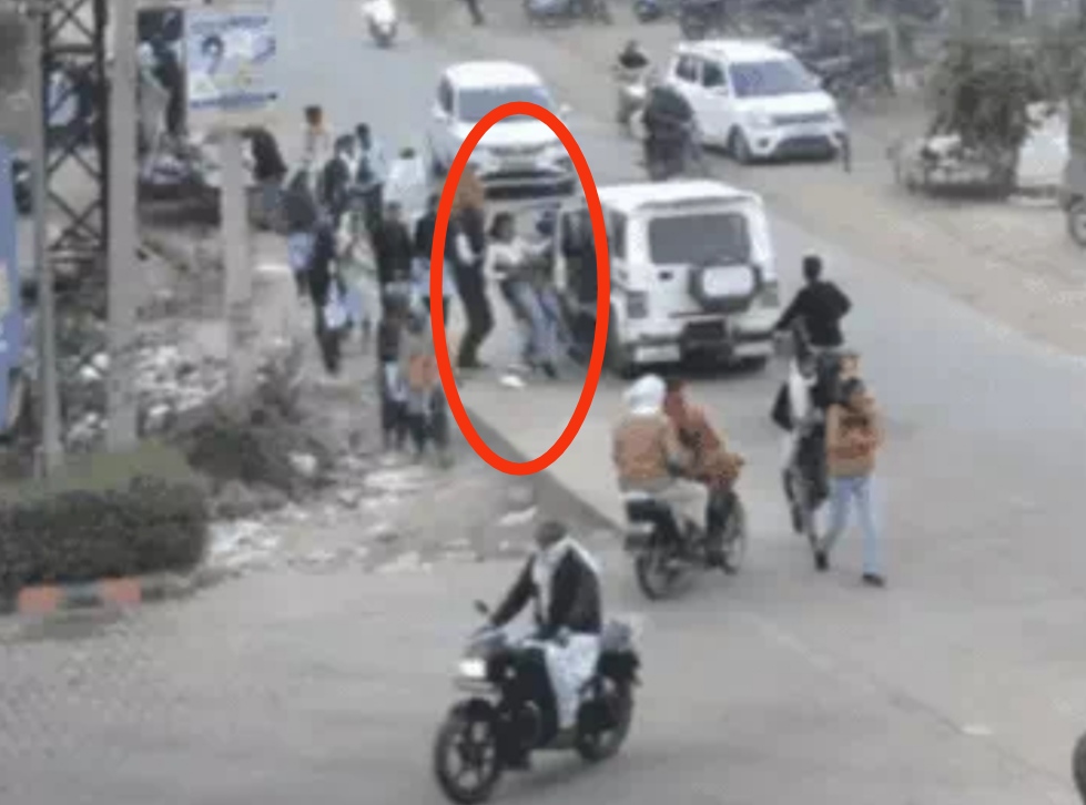 10 वीं कक्षा की छात्रा परीक्षा देकर घर लौट रही थी, ससुरालवालों ने कर लिया अपहरण, लोगों ने रोकने की कोशिश की तो फायरिंग कर दी