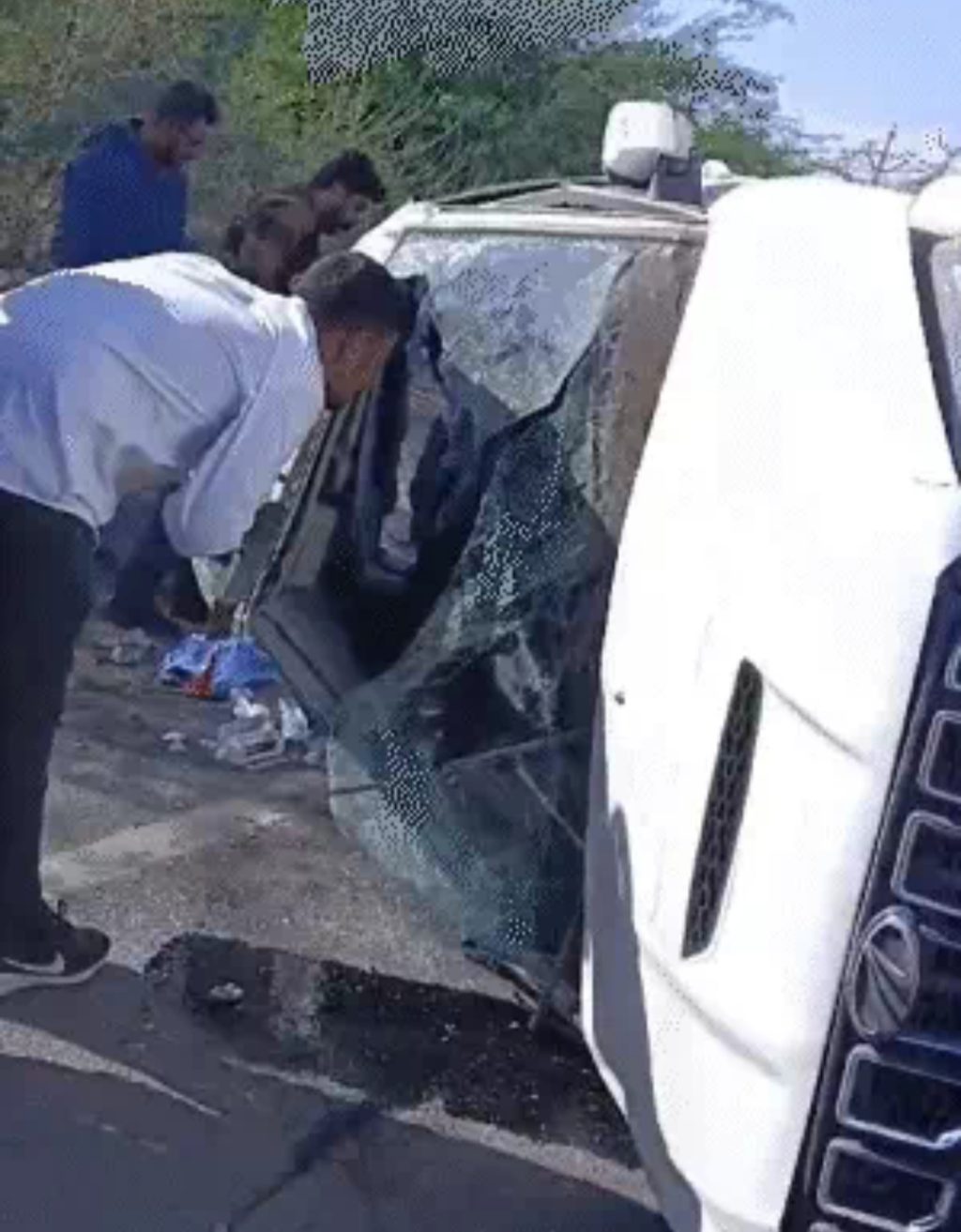 पैसे नहीं दिए तो टोलकर्मियों ने पत्थर फेंके, स्कॉर्पियो पलट गई, एक की मौत, दो घायल, नए साल का जश्न मनाने जा रहे थे जैसलमेर