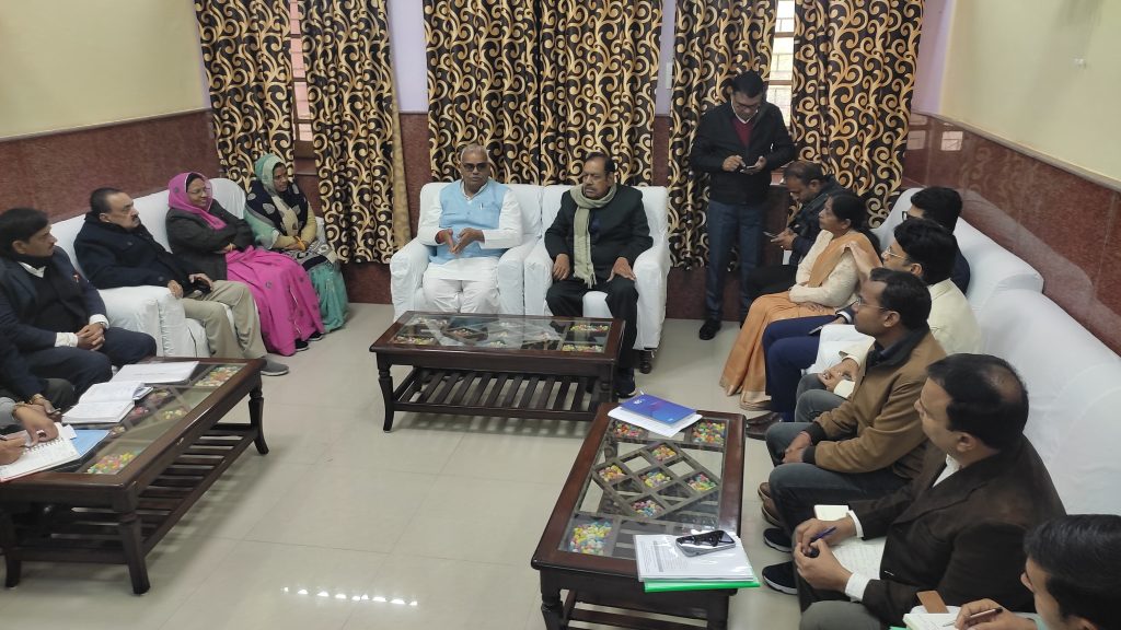 बूंदी जिलास्‍तरीय अधिकारियों की बैठक, मंत्री दिलावर का निर्देश:विद्यालयों में अनिवार्य रूप से हो सूर्य नमस्‍कार, गांव में रात्रि विश्राम करें अधिकारी