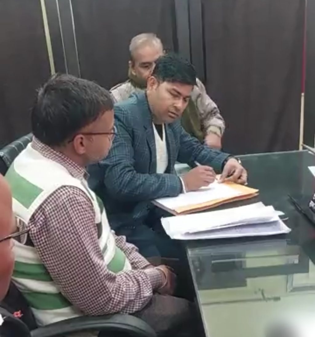 नसबंदी फेल होने से हो गया चौथा बच्चा, अदालत के आदेश के बावजूद पूरा मुआवजा नहीं दिया, मजिस्ट्रेट की टीम सरकारी सम्पत्ति कुर्क करने सीएमएचओ ऑफिस पहुंच गई