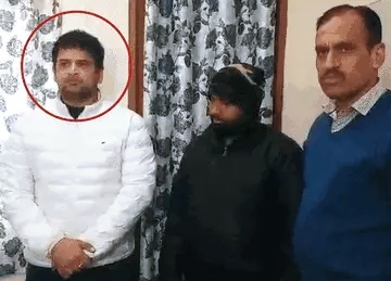 विधानसभा के गेट के बाहर अलवर नगर निगम का राजस्व अधिकारी युवराज मीणा 3 लाख रुपए रिश्वत लेते गिरफ्तार