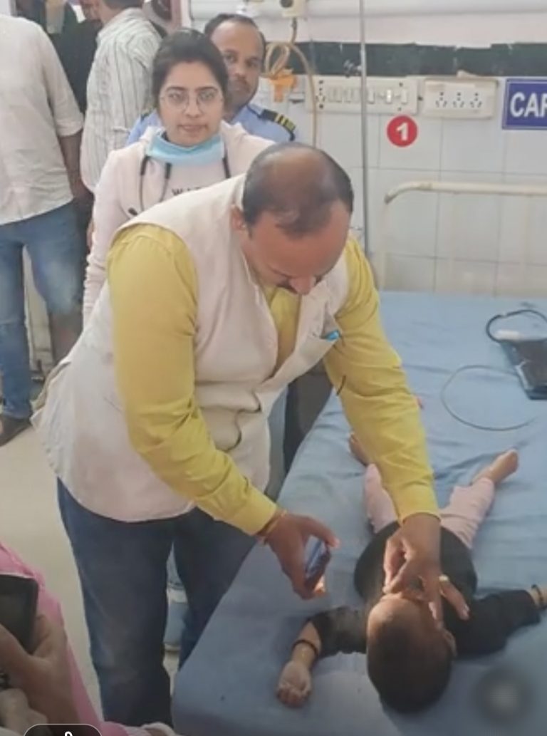 पानी के टेंक में गिरी बच्ची को डॉक्टरों ने दो घंटे तक बचाने की भरकस कोशिश की, एक बार धड़कन लौटी, मगर फिर जिंदगी हार गई