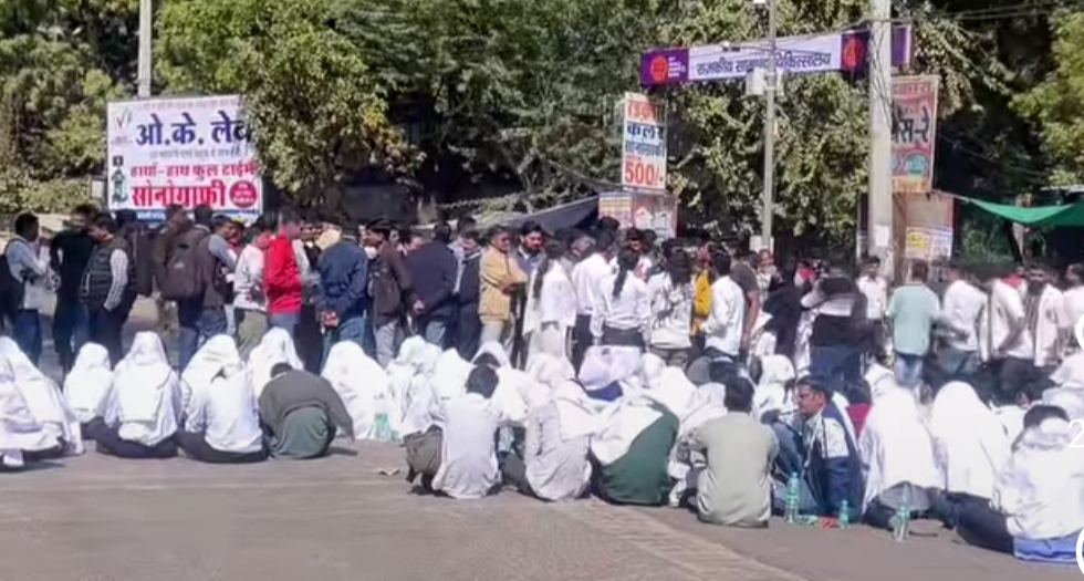 बूंदी: रोडवेज बस की टक्कर से मेडिकल स्टूडेंट की मौत मामले में जारी धरना-प्रदर्शन समाप्त, आक्रोशित स्टूडेंट्स की जिला कलेक्टर से हुई वार्ता, कई मांगों पर बनी सहमति, जानें पूरा मामला