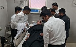 घायल अलवीश का अस्पताल में इलाज जारी।