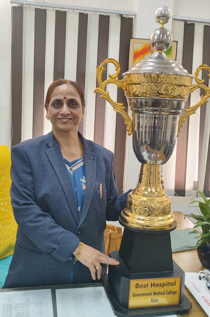 जेके लोन अस्पताल को मिली बेस्ट हॉस्पिटल ट्रॉफी, कई बिंदुओं पर अव्वल रहा अस्पताल