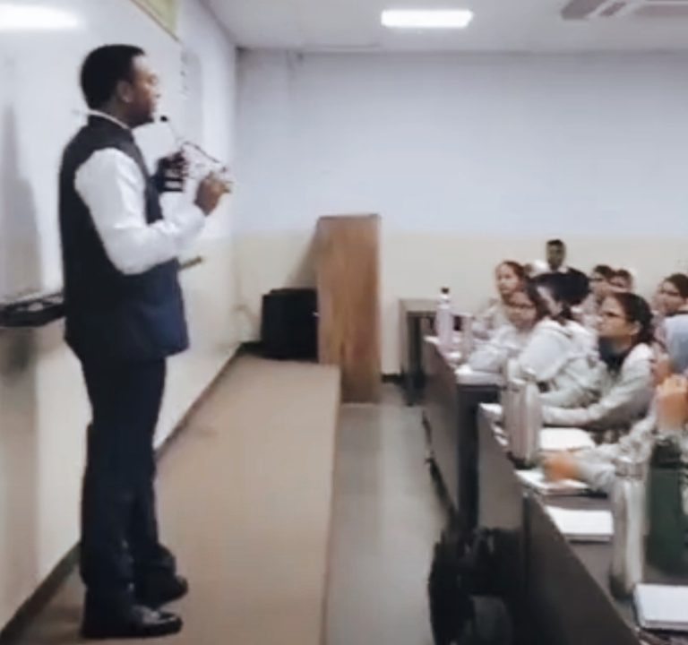 जिला कलेक्टर नीट स्टूडेंट्स की क्लास में पहुंचे, टिप्स दिए और ट्रिक बताई, कहा- मोटिवेशन से लेकर मैथड्स तक प्लानिंग बनाओ और बढ़ते जाओ