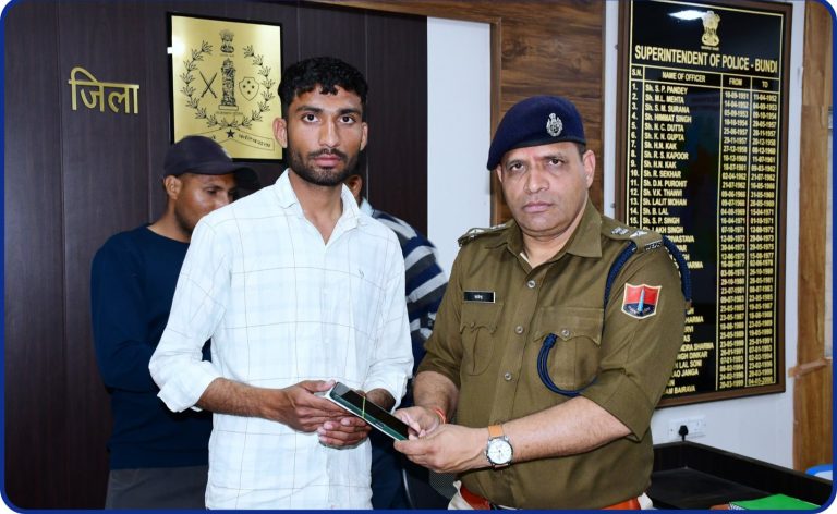 बूंदी पुलिस ने चोरी और गुम हुए 58 मोबाइल बरामद कर मालिकों को लौटाए, 11 लाख रुपए कीमत