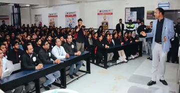 जिला कलेक्टर ने कोचिंग स्टूडेंट्स को मोटिवेट करते हुए कहा-जिंदगी खूबसूरत है, इसे तनाव में न उलझाएं, सफलता के लिए मेहनत और सही रणनीति जरूरी