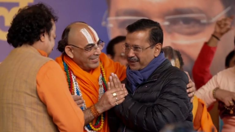 बीजेपी मंदिर प्रकोष्ठ के 101 सदस्य आम आदमी पार्टी में शामिल, केजरीवाल ने दिलाई सदस्यता