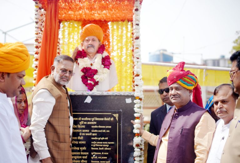 बिरला ने किया पूर्व विधायक प्रभुलाल करसोलिया की प्रतिमा का अनावरण, करवर में 6.92 करोड़ रुपए के विकास कार्यों का लोकार्पण व शिलान्यास भी किया