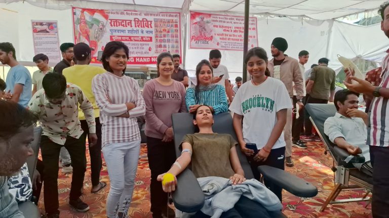 पुलवामा शहीदों को रक्तदान कर दी श्रद्धांजलि, कोचिंग क्षेत्र लेंडमार्क में आयोजित विशाल शिविर में 165 यूनिट रक्त संग्रह, कोचिंग छात्र-छात्राओं में दिखा अपार उत्साह