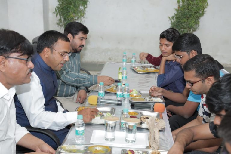 डिनर विद कलेक्टरः कोचिंग स्टूडेंट्स को सीख-हमको मजबूत बनाती हैं समस्याएं