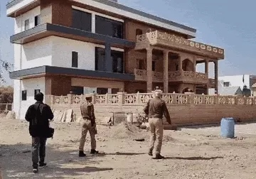 राजस्थान: हिस्ट्रीशीटर तस्कर की आलीशान कोठी, कार और 3 स्लीपर बसें फ्रीज, अनुमानित कीमत 2 करोड़ रुपए, यहां पहली बार हुई ऐसी कार्रवाई