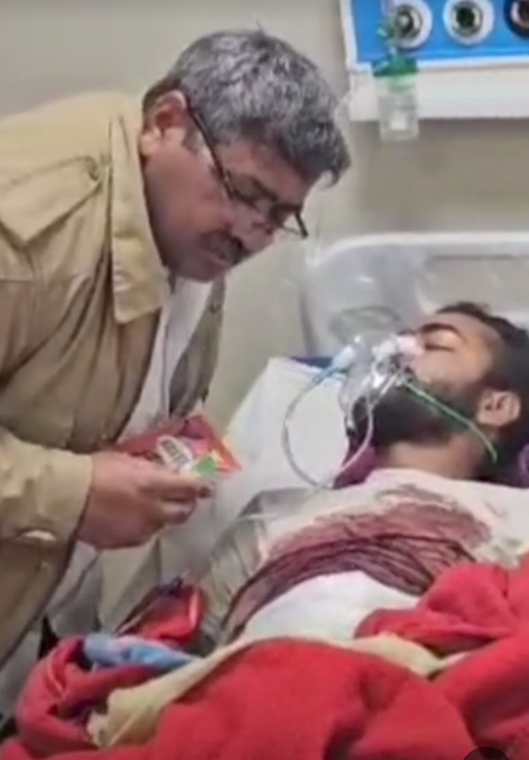 मोबाइल पर बात करते-करते तैश में आ युवक ने खुद के पेट में घोप दिया चाकू, दोस्तों के अनुसार किसी लड़की से करता है बात
