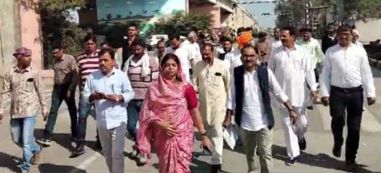 गैस रिसाव मामले में ग्रामीणों ने जुलूस निकाल कर आक्रोश जताया, पीड़ित बच्चों को मुआवजा दिए जाने सहित कई मांगें रखीं (वीडियो)