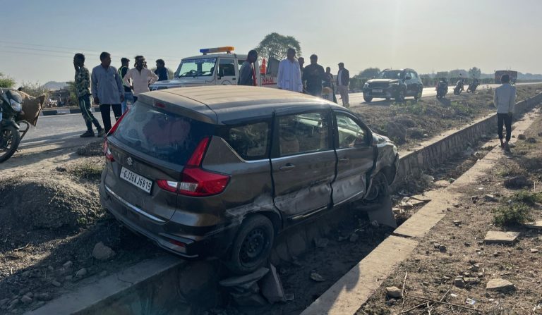 महाकुम्भ में जा रहे गुजरात के श्रद्धालुओं की कार पर बूंदी में गिरा बड़ा पत्थर, इससे हुए हादसे में ड्राइवर की मौत, अंदेशा है कि सड़क किनारे हो रहे अवैध खनन के कारण यह पत्थर उछला