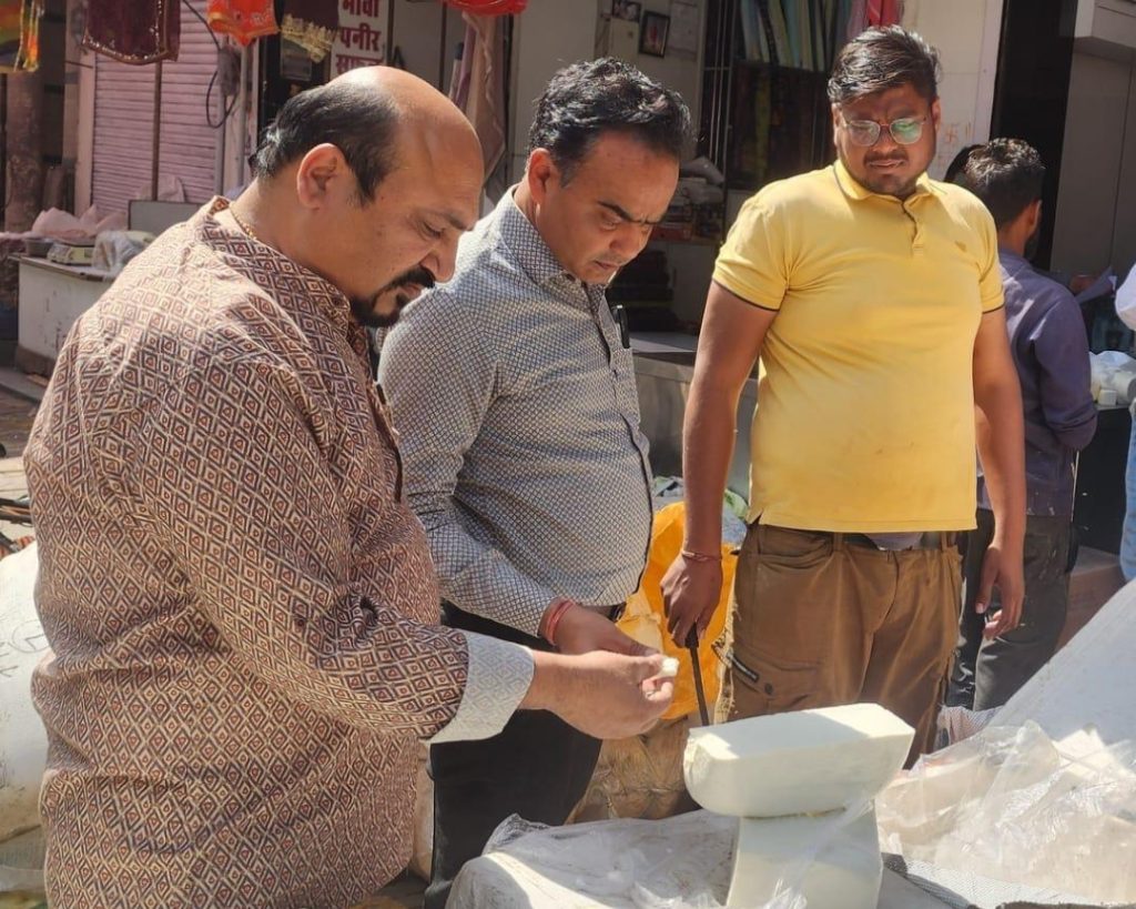 कोटा में खाद्य सुरक्षा दल की बड़ी कार्रवाई, 400 किलो मिलावटी पनीर नष्ट किया, विक्रेता ने खुद मिलावट की बात स्वीकार की (वीडियो)