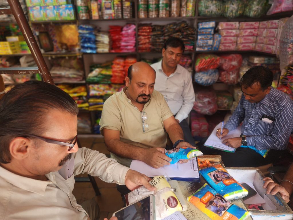 मावा विक्रेता के गोदाम में 273 किलो विशेष पाउडर व नमक विक्रेता का 6.550 हजार किलो आयोडाइज्ड नमक सीज